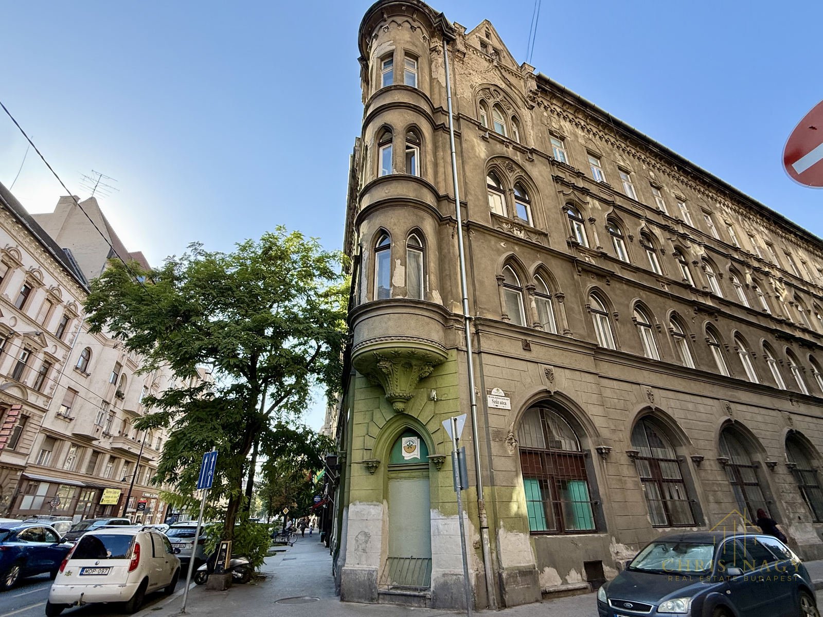 Saroklakás hangulatos alkóvval a Baross utcában, 8. kerület